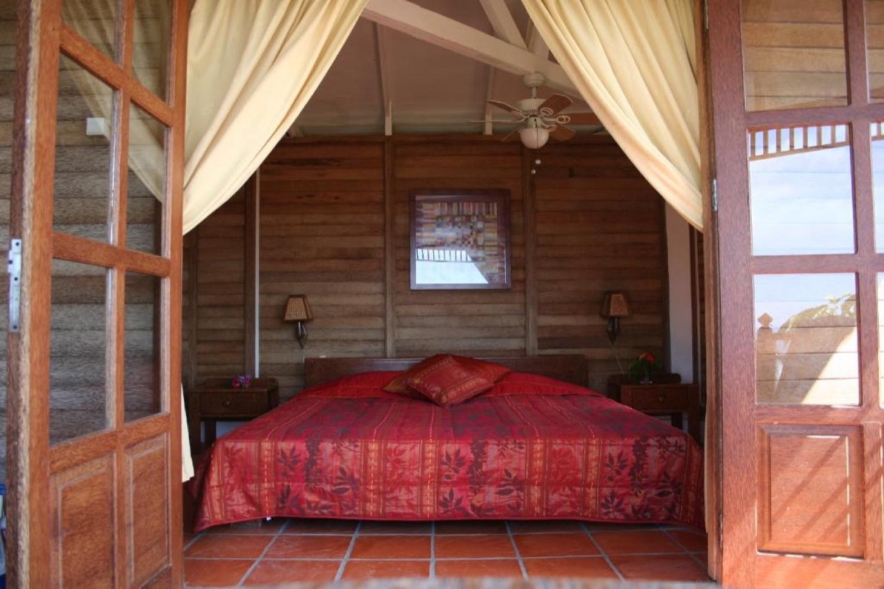 A bungalow bedroom at Statia Lodge